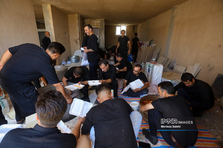 آیین سنتی توزیع نذری در روستای اراضی مبارکه