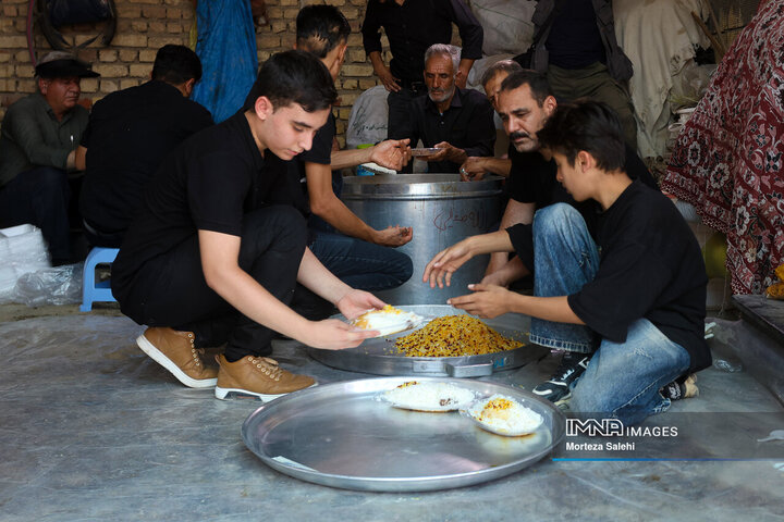 آیین سنتی توزیع نذری در روستای اراضی مبارکه