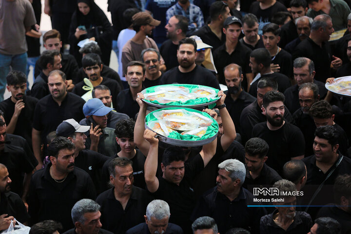 آیین سنتی توزیع نذری در روستای اراضی مبارکه