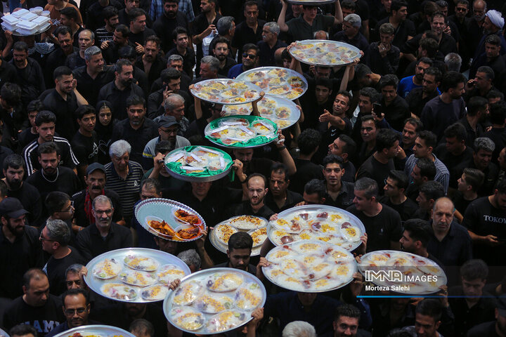 آیین سنتی توزیع نذری در روستای اراضی مبارکه