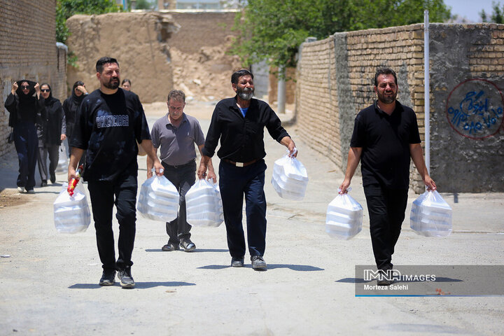 آیین سنتی توزیع نذری در روستای اراضی مبارکه