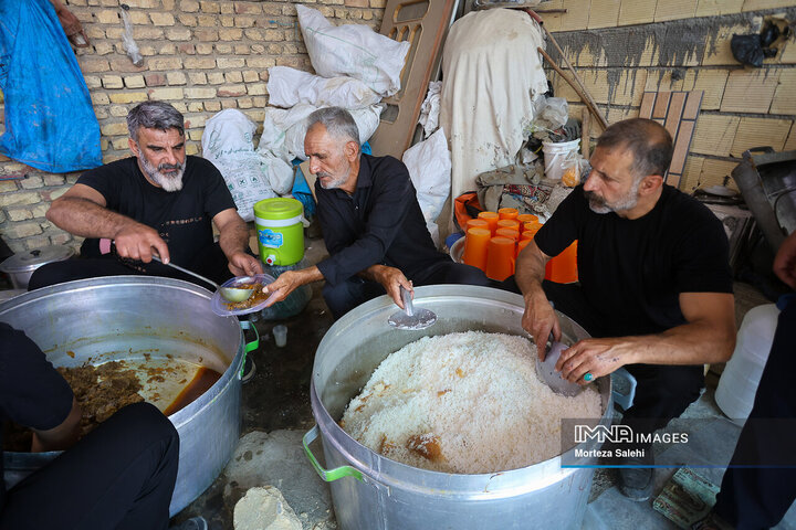 آیین سنتی توزیع نذری در روستای اراضی مبارکه