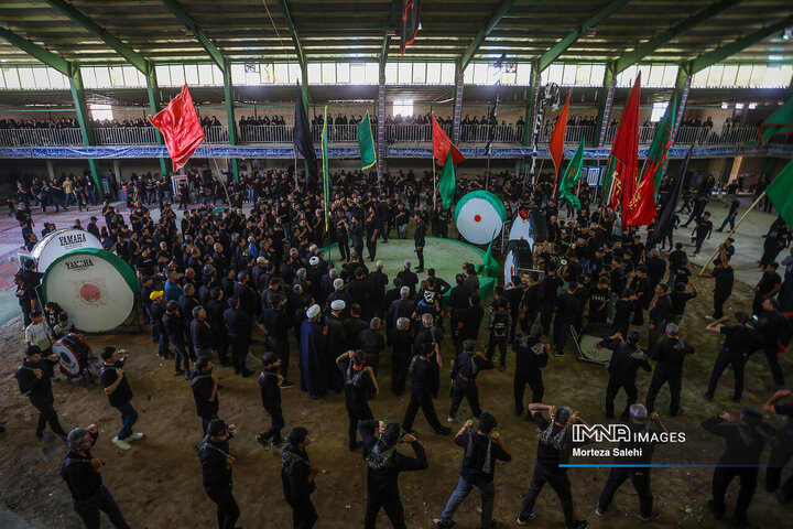 آیین سنتی توزیع نذری در روستای اراضی مبارکه