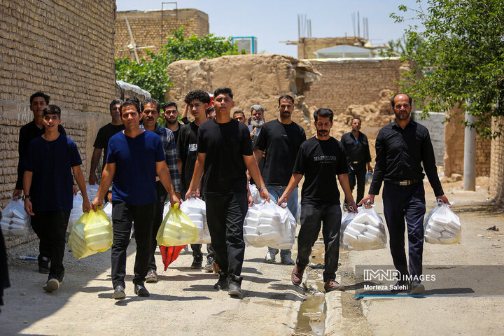 آیین سنتی توزیع نذری در روستای اراضی مبارکه