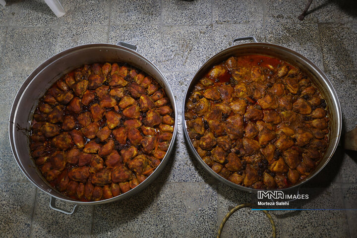 آیین سنتی توزیع نذری در روستای اراضی مبارکه