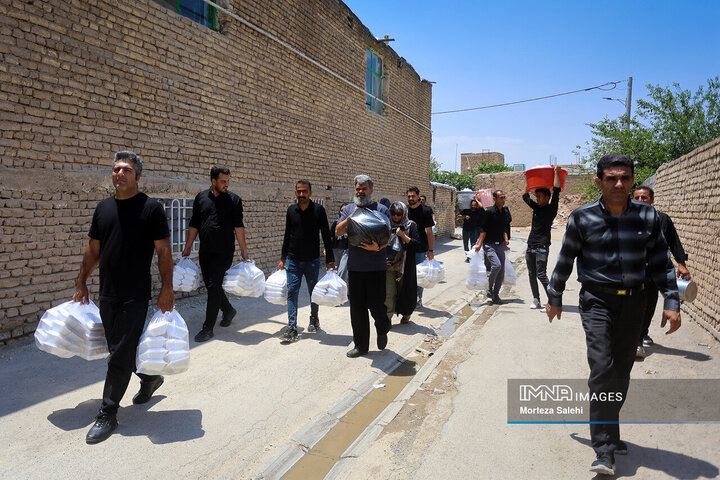 آیین سنتی توزیع نذری در روستای اراضی مبارکه