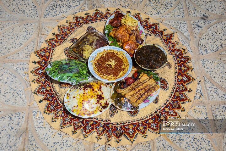 آیین سنتی توزیع نذری در روستای اراضی مبارکه