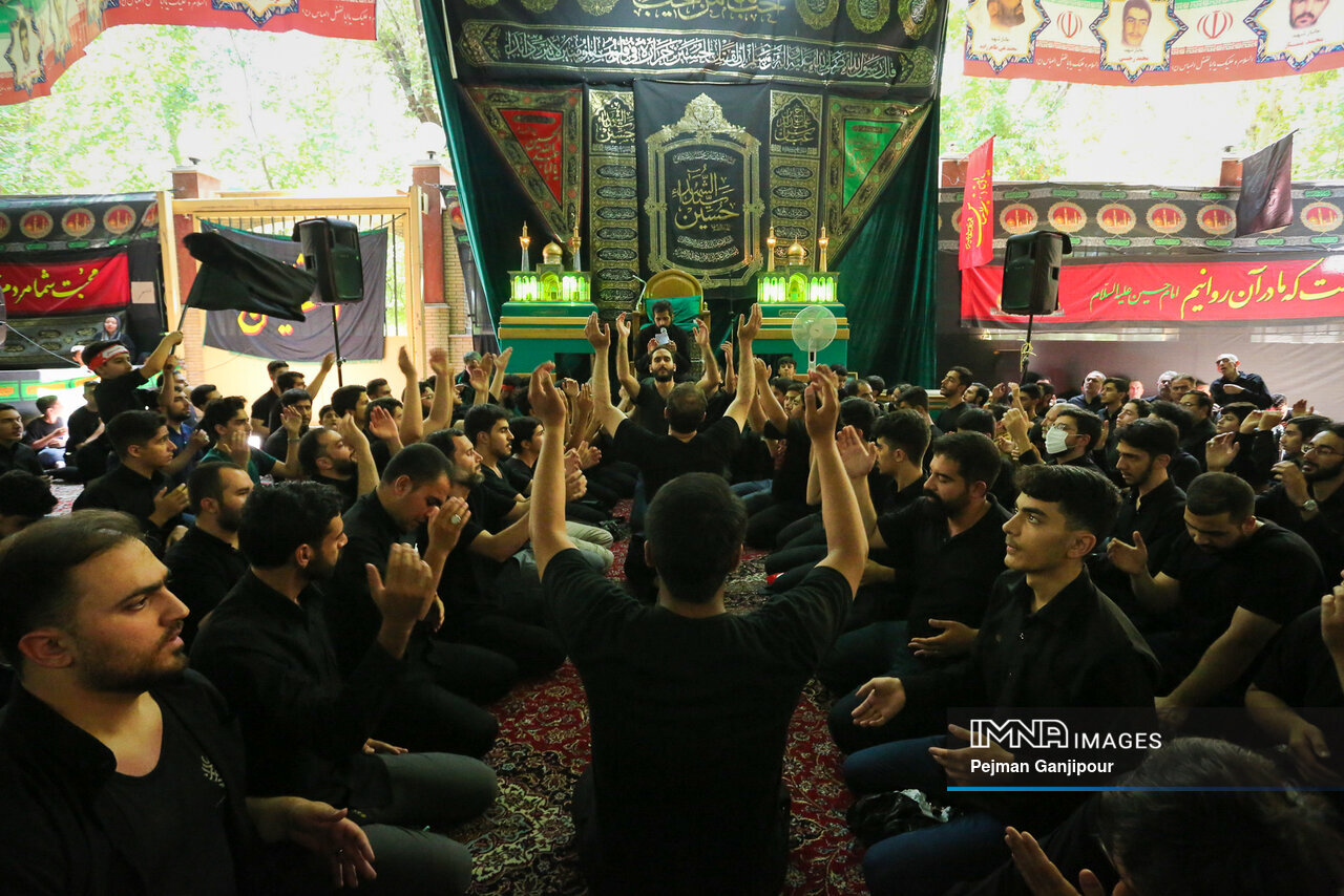 سال‌های گریه به تو جرم تلقی می‌شد، روضه هر شب ما برکت روح‌الله است