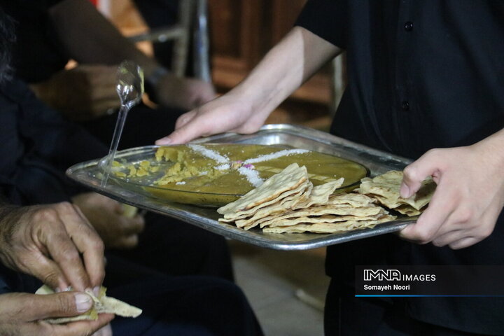 مراسم عزاداری شب عاشورا در خانه قدیمی اکبری‌ها کرمانشاه