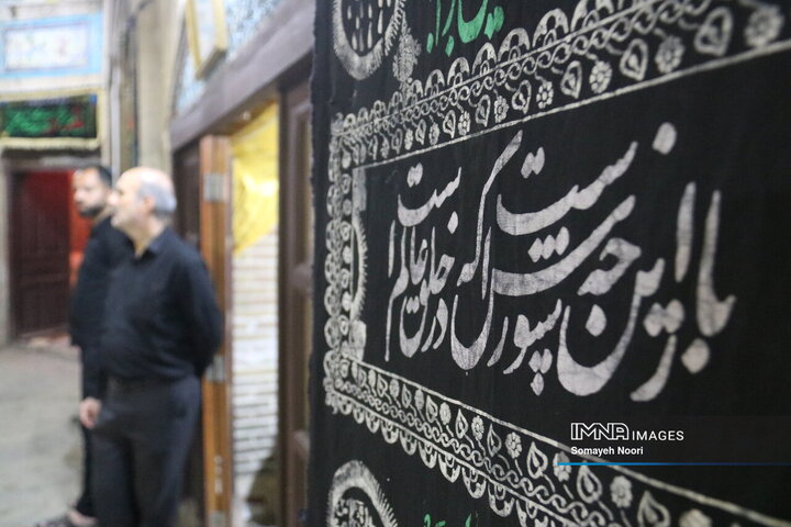 مراسم عزاداری شب عاشورا در خانه قدیمی اکبری‌ها کرمانشاه