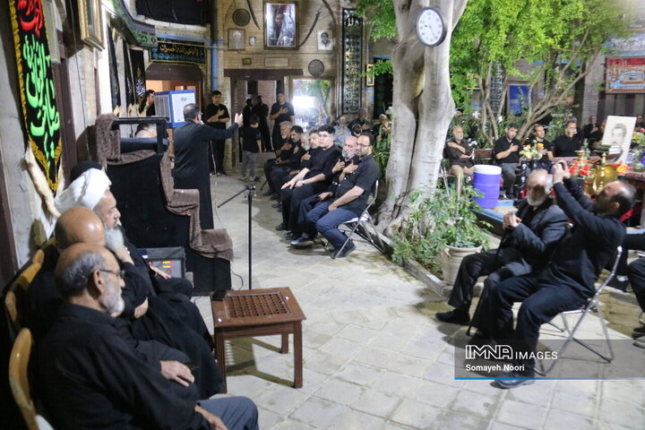مراسم عزاداری شب عاشورا در خانه قدیمی اکبری‌ها کرمانشاه