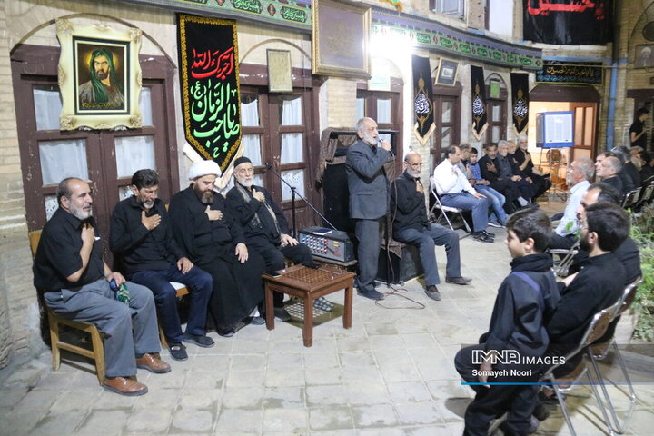 مراسم عزاداری شب عاشورا در خانه قدیمی اکبری‌ها کرمانشاه