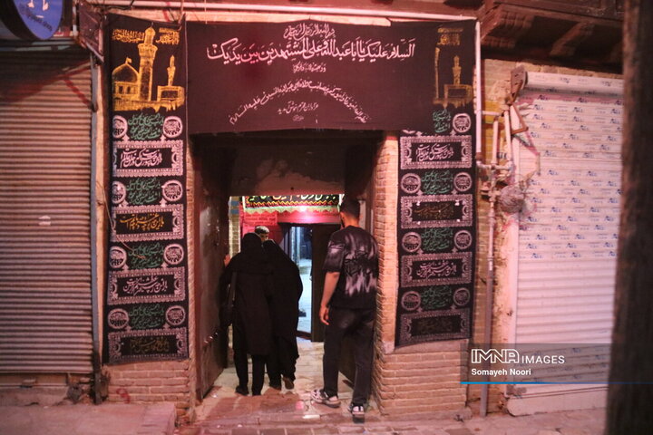 مراسم عزاداری شب عاشورا در خانه قدیمی اکبری‌ها کرمانشاه