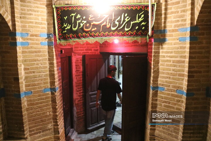 مراسم عزاداری شب عاشورا در خانه قدیمی اکبری‌ها کرمانشاه