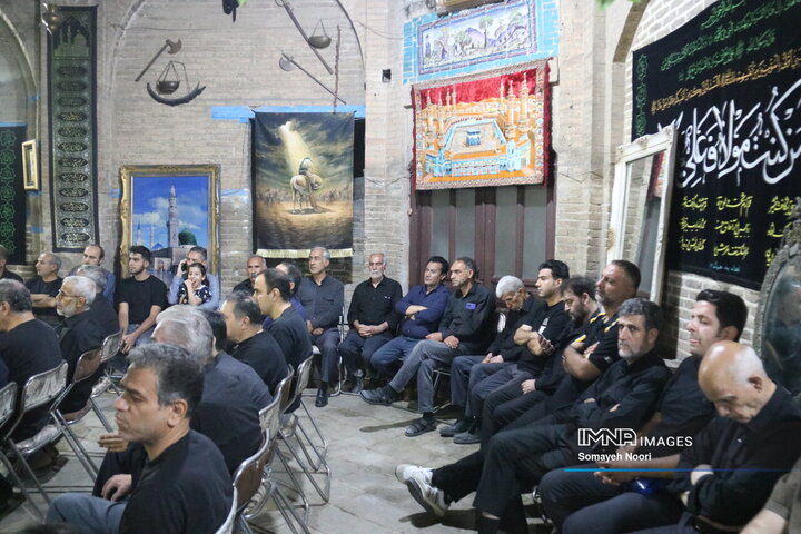 مراسم عزاداری شب عاشورا در خانه قدیمی اکبری‌ها کرمانشاه