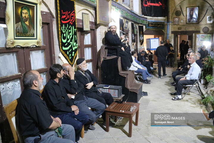 مراسم عزاداری شب عاشورا در خانه قدیمی اکبری‌ها کرمانشاه