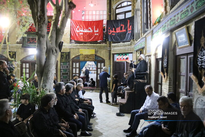 مراسم عزاداری شب عاشورا در خانه قدیمی اکبری‌ها کرمانشاه