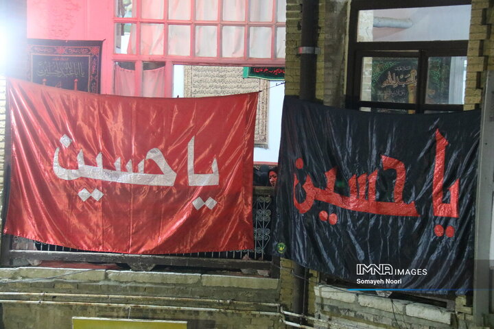 مراسم عزاداری شب عاشورا در خانه قدیمی اکبری‌ها کرمانشاه