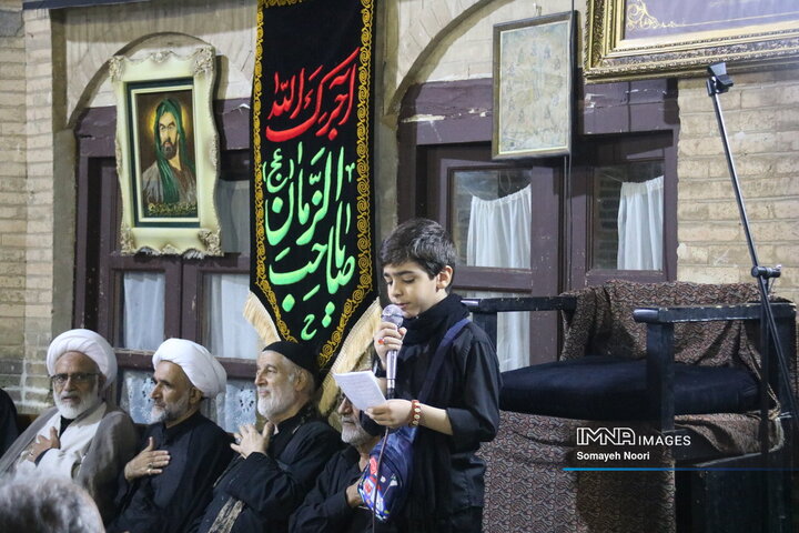 مراسم عزاداری شب عاشورا در خانه قدیمی اکبری‌ها کرمانشاه