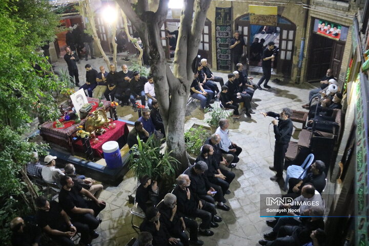 مراسم عزاداری شب عاشورا در خانه قدیمی اکبری‌ها کرمانشاه