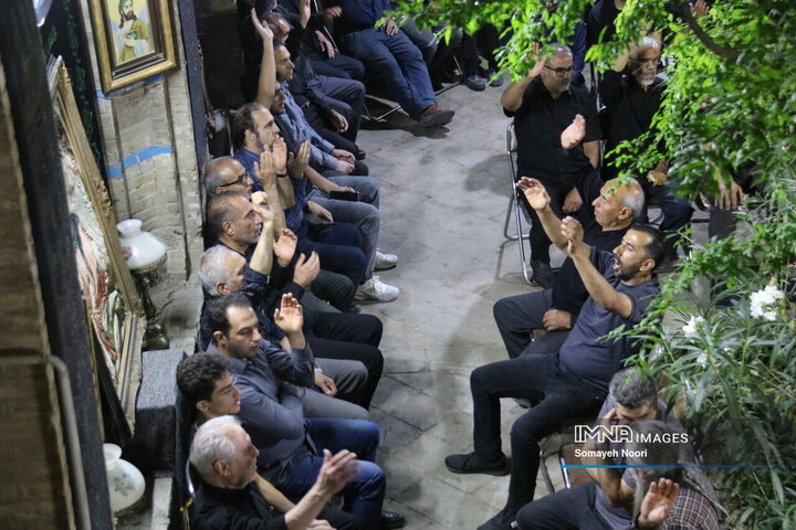 مراسم عزاداری شب عاشورا در خانه قدیمی اکبری‌ها کرمانشاه
