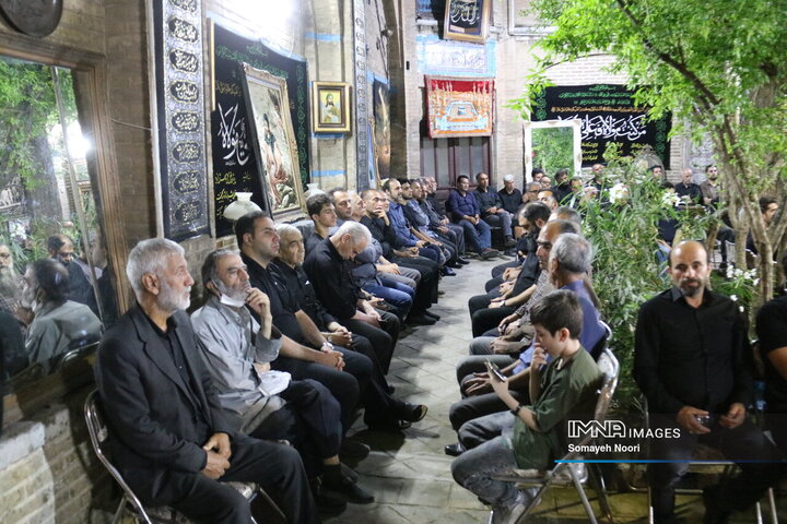 مراسم عزاداری شب عاشورا در خانه قدیمی اکبری‌ها کرمانشاه