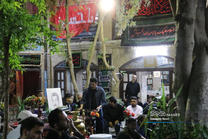 مراسم عزاداری شب عاشورا در خانه قدیمی اکبری‌ها کرمانشاه