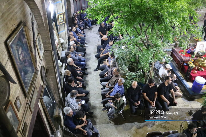 مراسم عزاداری شب عاشورا در خانه قدیمی اکبری‌ها کرمانشاه