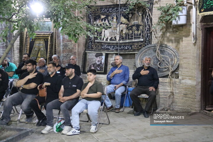 مراسم عزاداری شب عاشورا در خانه قدیمی اکبری‌ها کرمانشاه
