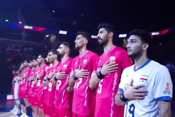 والیبالیست‌های ایران با مچ‌بند مشکی به مصاف آمریکا رفتند