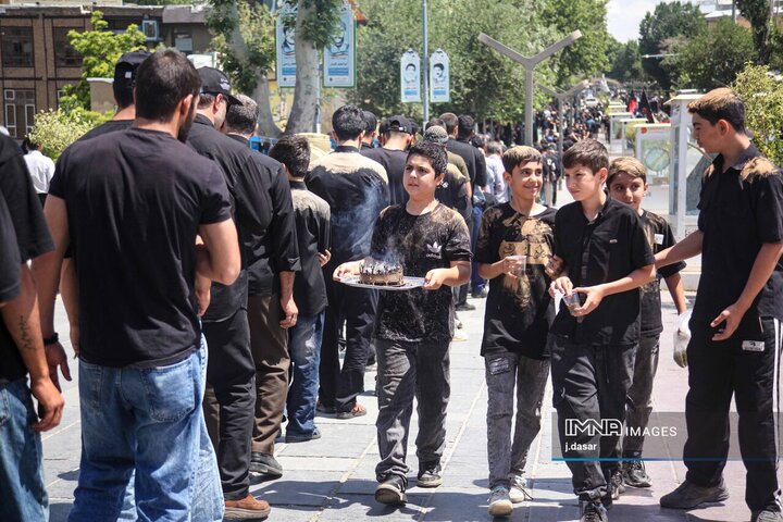 مراسم عزاداری ظهر  عاشورای حسینی در سنندج