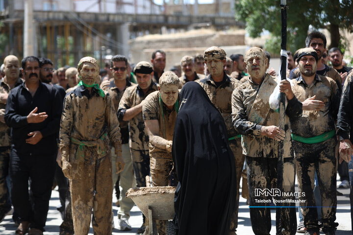 آیین سنتی گل مالی روز عاشورا در شهر دمق