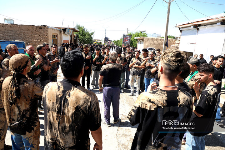 آیین سنتی گل مالی روز عاشورا در شهر دمق
