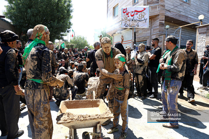 آیین سنتی گل مالی روز عاشورا در شهر دمق
