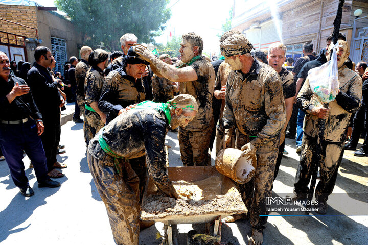 آیین سنتی گل مالی روز عاشورا در شهر دمق