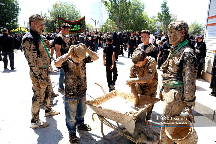 آیین سنتی گل مالی روز عاشورا در شهر دمق