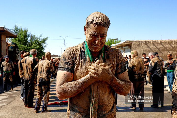 آیین سنتی گل مالی روز عاشورا در شهر دمق