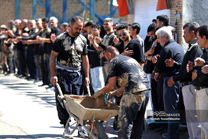 آیین سنتی گل مالی روز عاشورا در شهر دمق