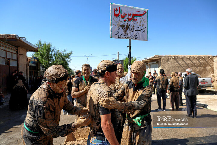 آیین سنتی گل مالی روز عاشورا در شهر دمق