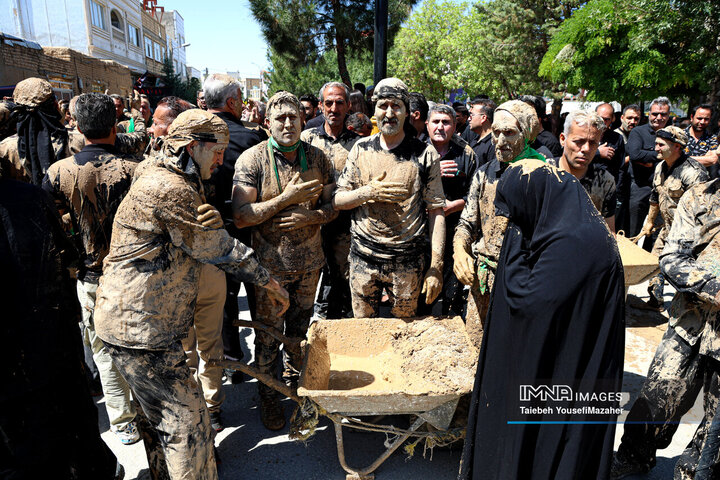 آیین سنتی گل مالی روز عاشورا در شهر دمق