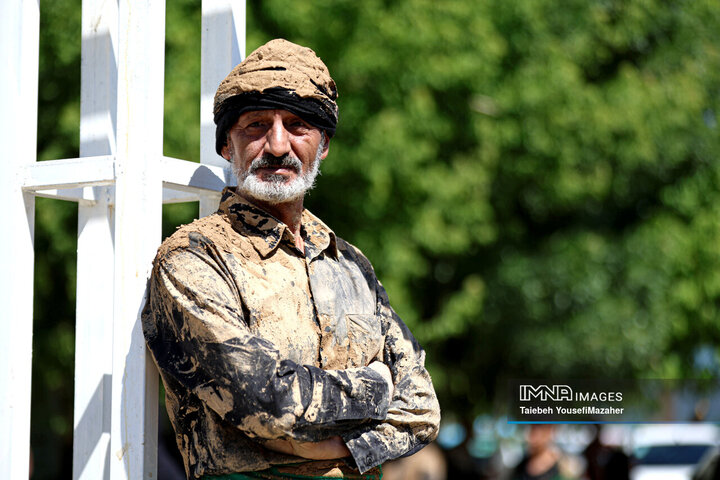 آیین سنتی گل مالی روز عاشورا در شهر دمق
