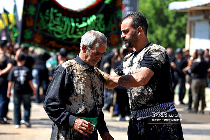 آیین سنتی گل مالی روز عاشورا در شهر دمق