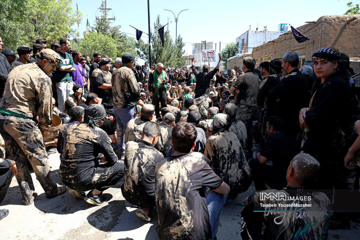 آیین سنتی گل مالی روز عاشورا در شهر دمق