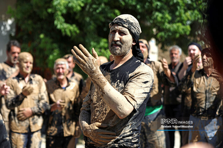 آیین سنتی گل مالی روز عاشورا در شهر دمق