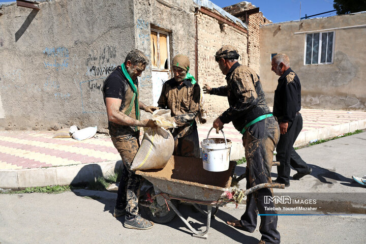 آیین سنتی گل مالی روز عاشورا در شهر دمق