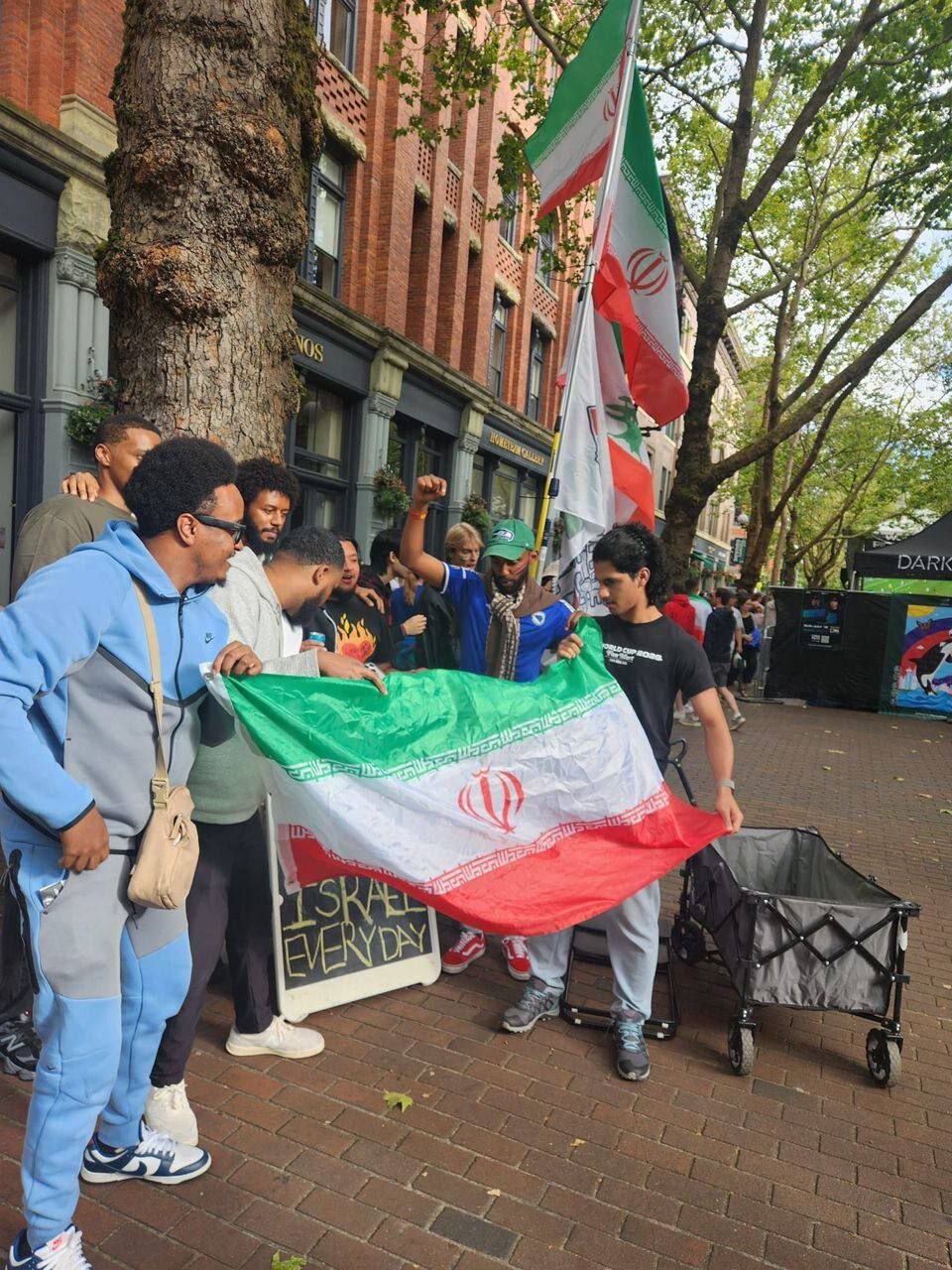 حضور هواداران ایرانی در ورزشگاه سیاتل برای حمایت از تیم‌ملی + عکس