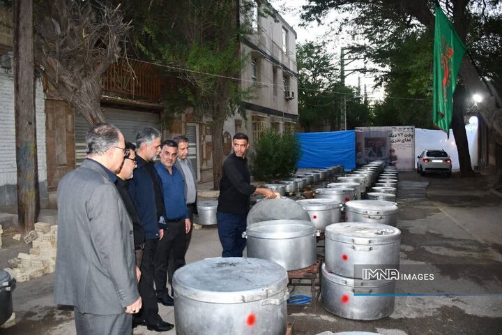 طبخ و توزیع ۷۲ دیگ غذای نذری میان نیازمندان خوزستان در دهه محرم