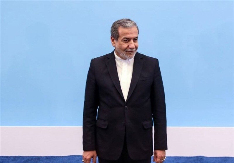 ادای احترام عراقچی به مقام شهیدان حاج قاسم سلیمانی و ابومهدی المهندس