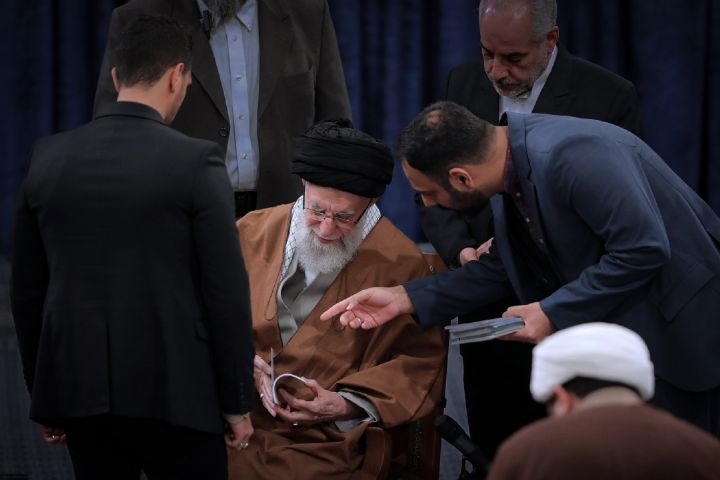 میراثِ مهر و حکمت؛ روایتی از نگاهِ پدری رهبر شهید به شاعران