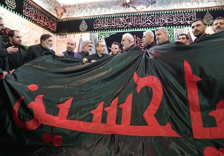 تشرف عراقچی به حرم‌های مطهر امام حسین (ع) و حضرت ابوالفضل العباس (ع)